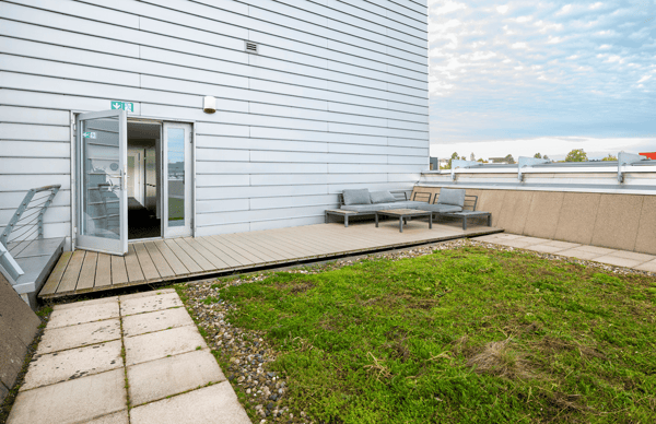 BEZUGSBEREITES ECKBÜRO MIT EXKLUSIVER TERRASSE IM KOWERK 8