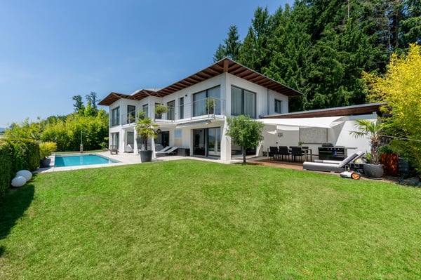 Modernes Wohnen mit traumhafter Aussicht und Baulandreserve 1