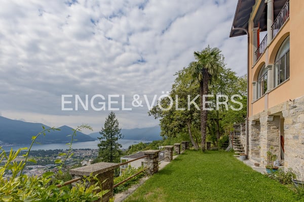Villa signorile ticinese con grande terreno e vista lago (79) 9