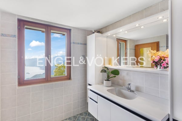 Tra cielo e lago: proprietà con terreno edificabile sul Monte Bré ? Lo 9