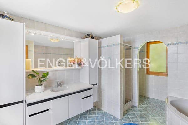 Tra cielo e lago: proprietà con terreno edificabile sul Monte Bré ? Lo 10