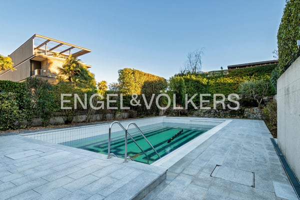 Prestigioso attico con vista lago sul Monte Verità (25) 12