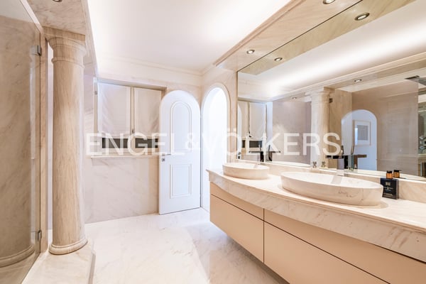 Villa esclusiva, ristrutturata con materiali di alta qualità, con vist 9