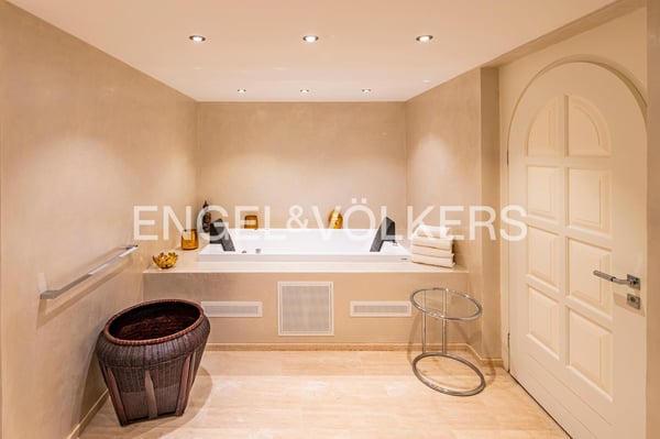 Villa esclusiva, ristrutturata con materiali di alta qualità, con vist 11