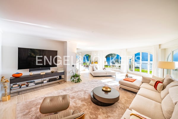 Exklusive, hochwertig renovierte Villa mit traumhafter Seesicht (42) 3