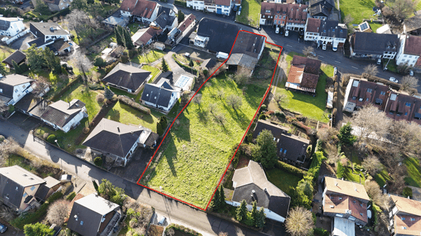 2'972 m² grosses Bauland mit Bauernhaus 1