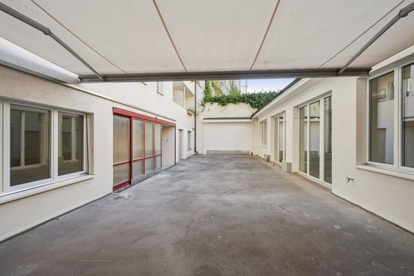 RENOVIERTE FLÄCHE MIT HOFGEBÄUDE 10