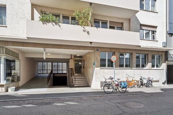 RENOVIERTE FLÄCHE MIT HOFGEBÄUDE 2