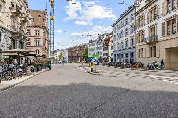 RENOVIERTE FLÄCHE MIT HOFGEBÄUDE 11