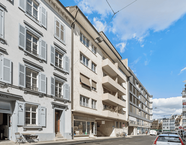 RENOVIERTE FLÄCHE MIT HOFGEBÄUDE 1