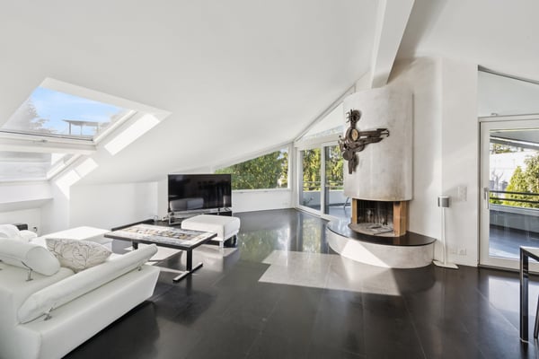 Exklusive Dachwohnung mit Studio & seltenem Parkangebot