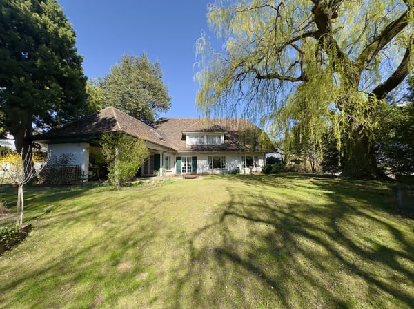 Englisches Landhaus mit grossem Grundstück & Baulandreserve 2