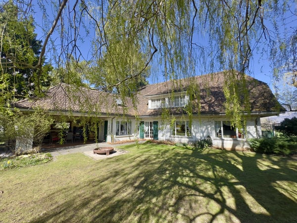 Englisches Landhaus mit grossem Grundstück & Baulandreserve 1