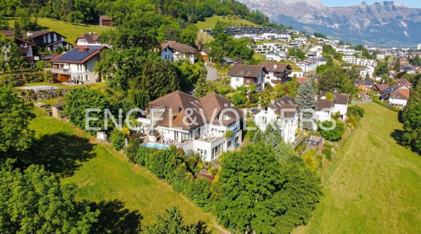 Grosszügiges Einfamilienhaus direkt an der unverbaubaren Grünzone mit 2