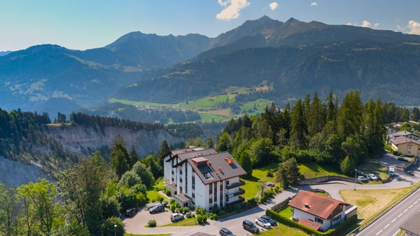 Aussicht und Ruhe in dorfnaher Lage 1