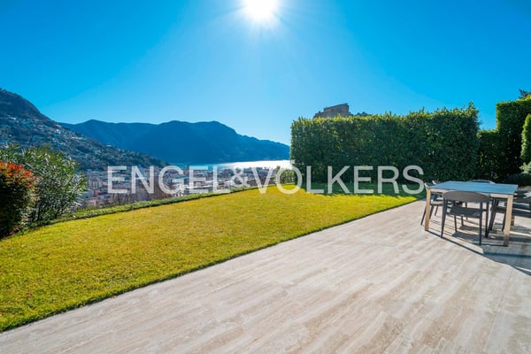 Prestigioso appartamento con giardino e vista lago 1