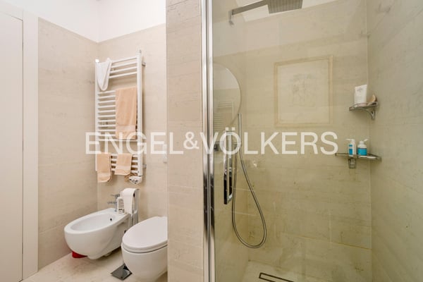 Prestigioso appartamento con giardino e vista lago 12
