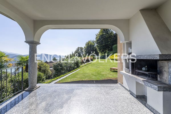 Accogliente villa con ampio giardino e vista lago 11