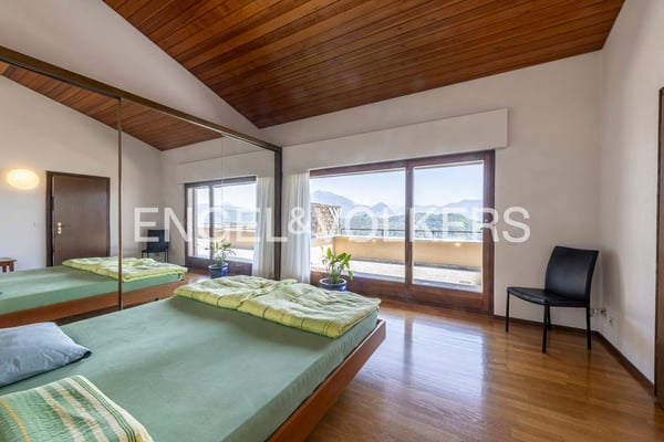 Accogliente villa con ampio giardino e vista lago 8