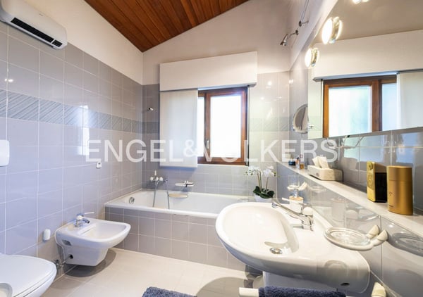 Accogliente villa con ampio giardino e vista lago 9