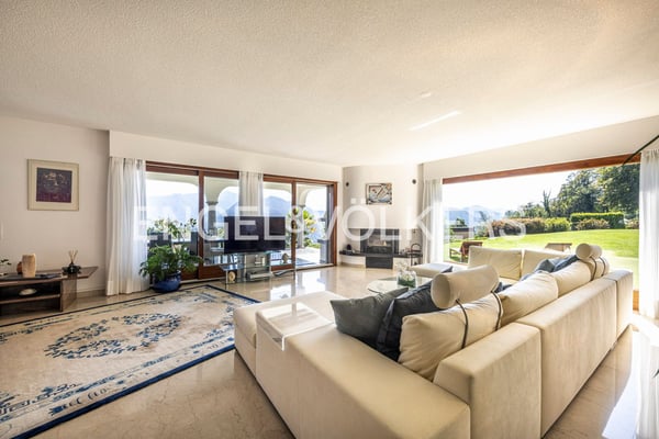 Accogliente villa con ampio giardino e vista lago 3