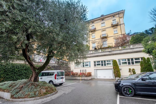 Ampio ufficio di prestigio con vista lago 1