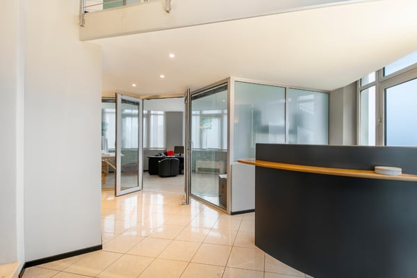 Ampio ufficio di prestigio con vista lago 3