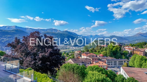 Oasi di pace con terrazzo e vista lago a Montagnola 13