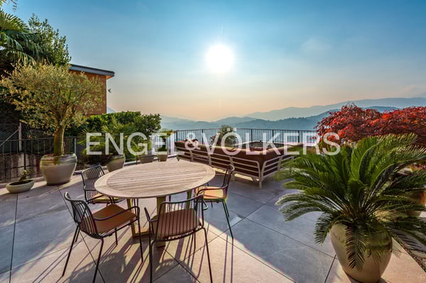 Prestigiose Eck-Reihenhausvilla mit Terrasse und Seeblick 2