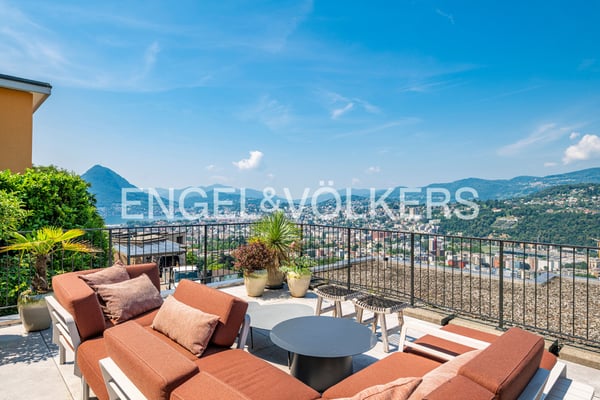 Prestigiosa villa a schiera di testa con terrazza e vista lago