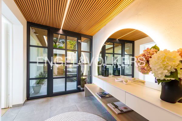 Prestigiose Eck-Reihenhausvilla mit Terrasse und Seeblick 4