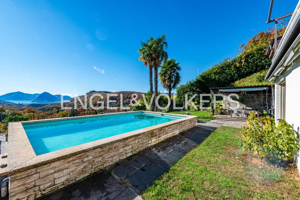 Ampia villa nel verde con molto potenziale