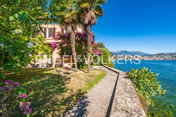 Villa direttamente a lago con darsena
