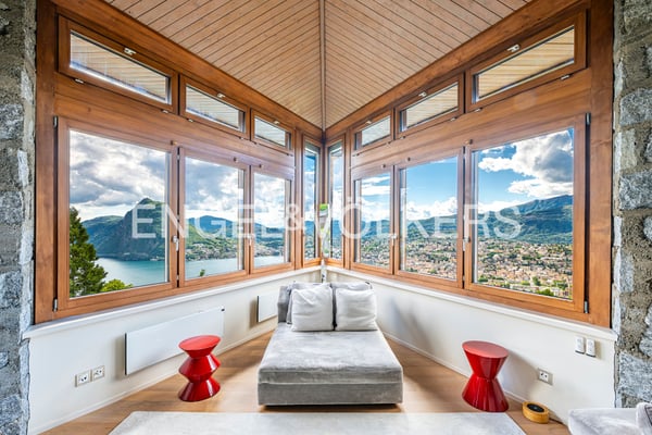 Esclusiva villa di design con vista lago e piscina 4