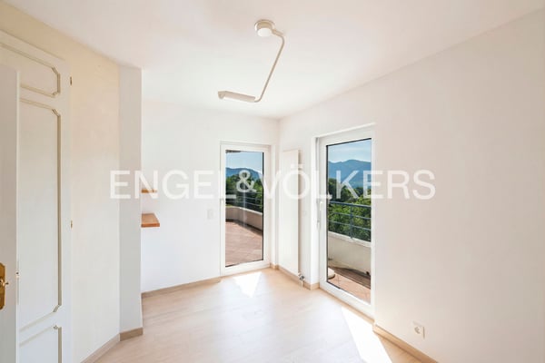 Appartamento con ampia terrazza e vista lago 8