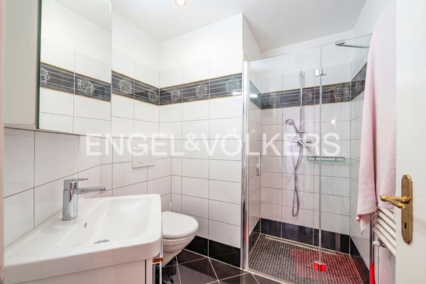 Appartamento con ampia terrazza e vista lago 11