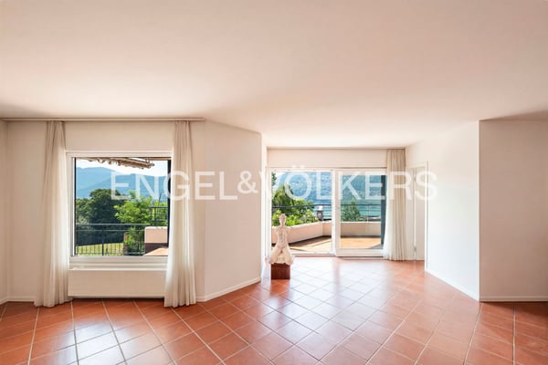Appartamento con ampia terrazza e vista lago 2
