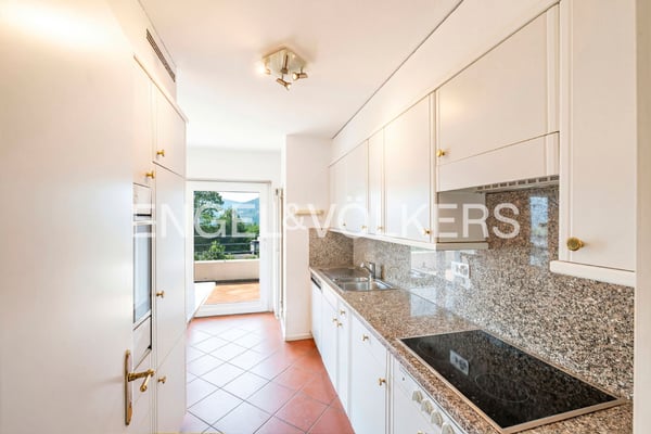 Appartamento con ampia terrazza e vista lago 5