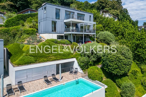 Moderna villa con vista lago e piscina