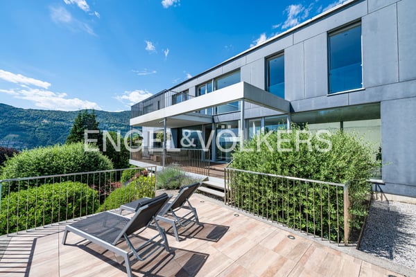 Moderna villa con vista lago e piscina 11
