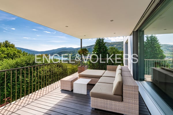 Moderna villa con vista lago e piscina 10