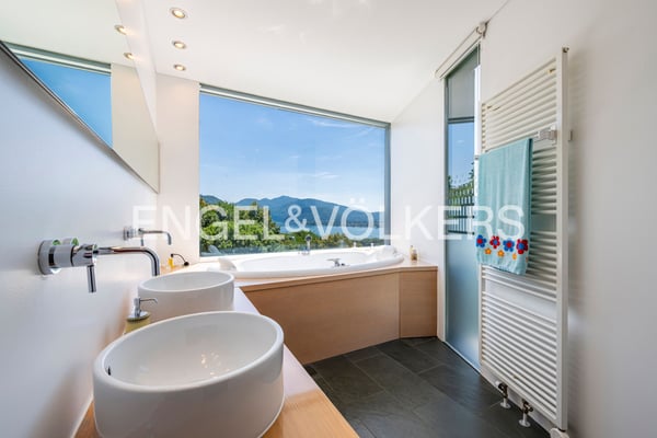 Moderna villa con vista lago e piscina 8