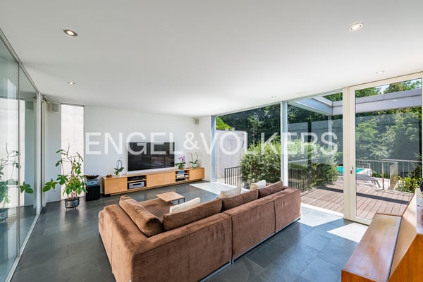 Moderna villa con vista lago e piscina 3