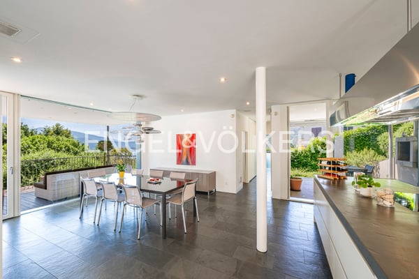 Moderna villa con vista lago e piscina 4