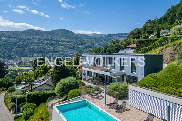 Moderna villa con vista lago e piscina