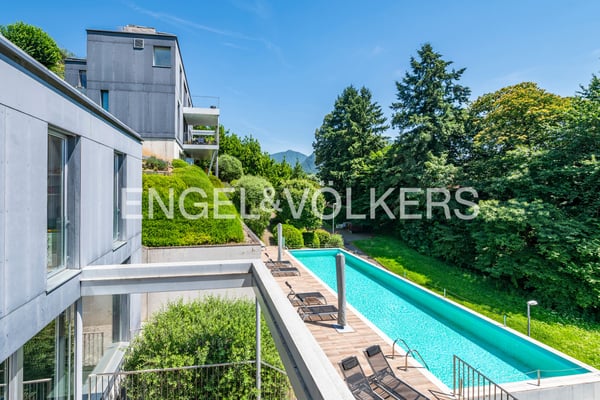 Moderna villa con vista lago e piscina 12