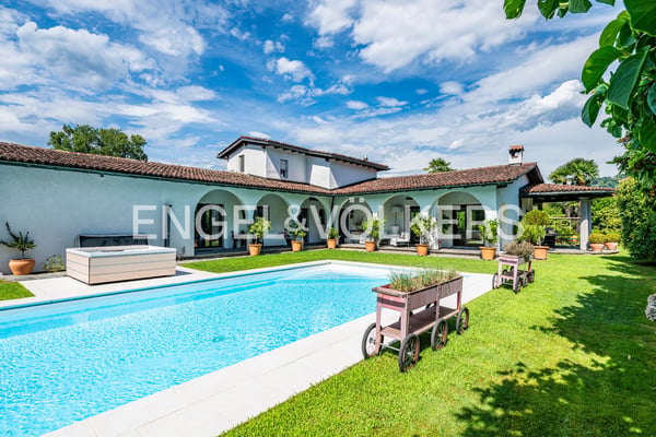 Esclusiva villa con piscina in prima linea sul lago