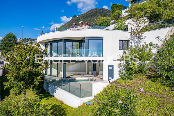 Villa soleggiata con piscina e vista aperta