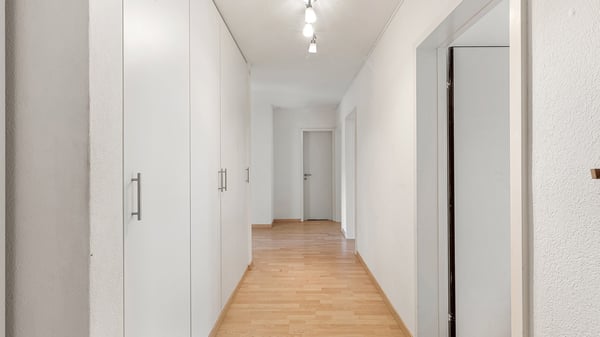 Helle 5.5-Zimmer-Wohnung mit Südwest-Balkon und Blick ins Grüne 5