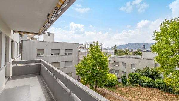 Helle 5.5-Zimmer-Wohnung mit Südwest-Balkon und Blick ins Grüne 12